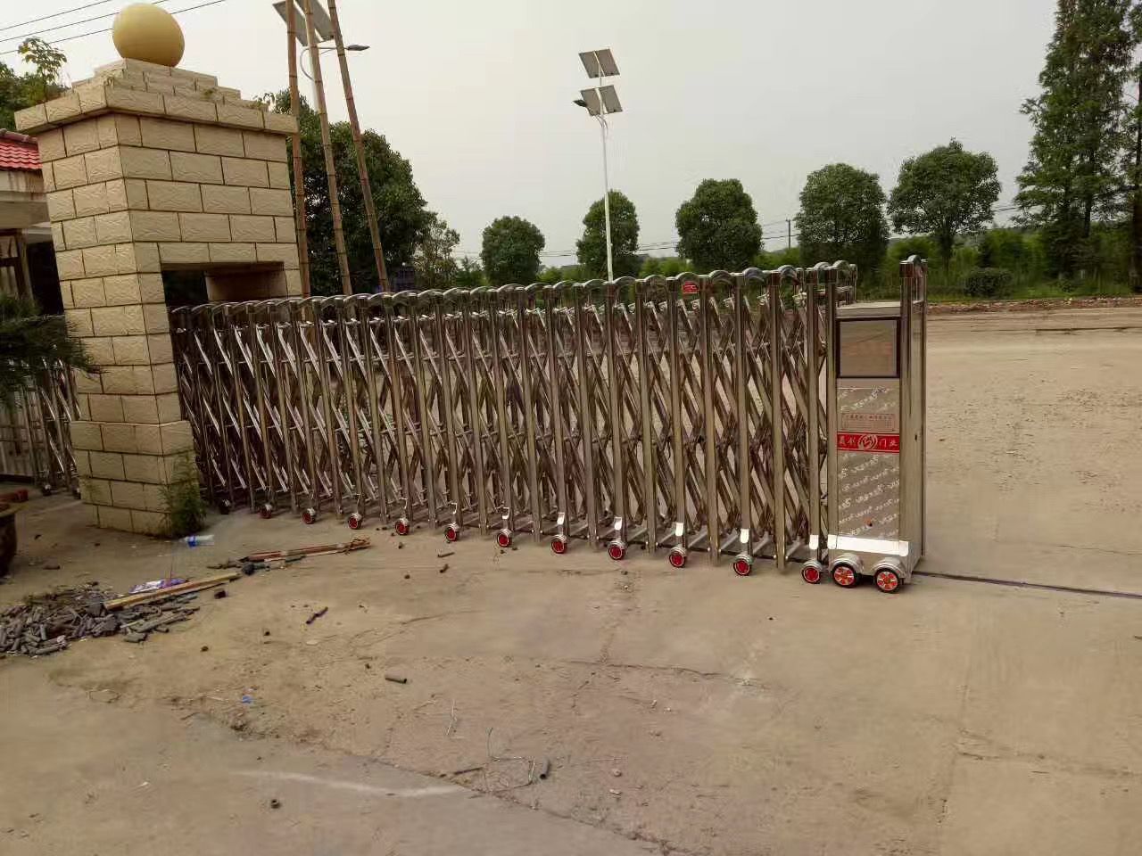 上海城建市政工程(集團(tuán))有限公司電動(dòng)伸縮門(mén)安裝已完成!