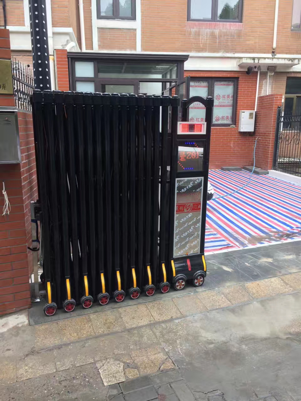 上海市普陀區(qū)陽(yáng)光威尼斯別墅電動(dòng)伸縮門(mén)安裝已完成!